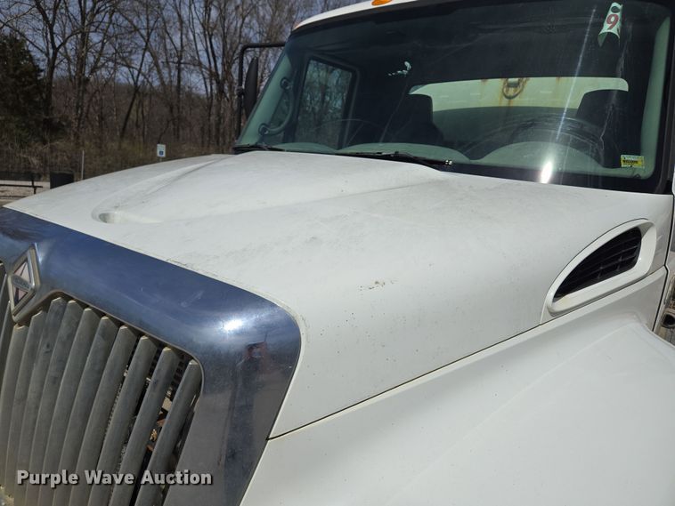 image for item EQ6905 2007 International  4200 water truck