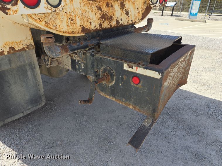 image for item EQ6905 2007 International  4200 water truck