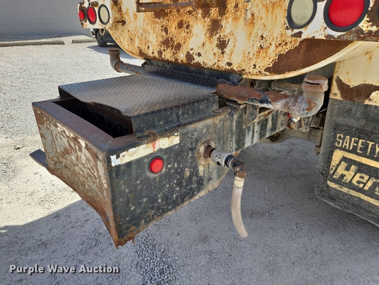 image for item EQ6905 2007 International  4200 water truck