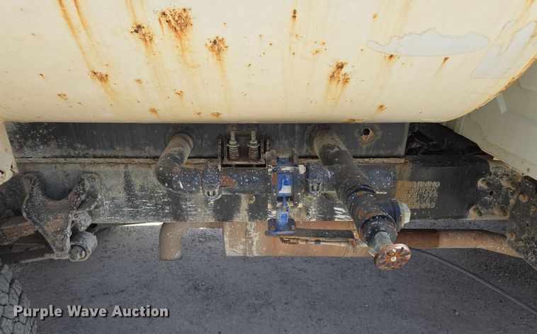 image for item EQ6905 2007 International  4200 water truck