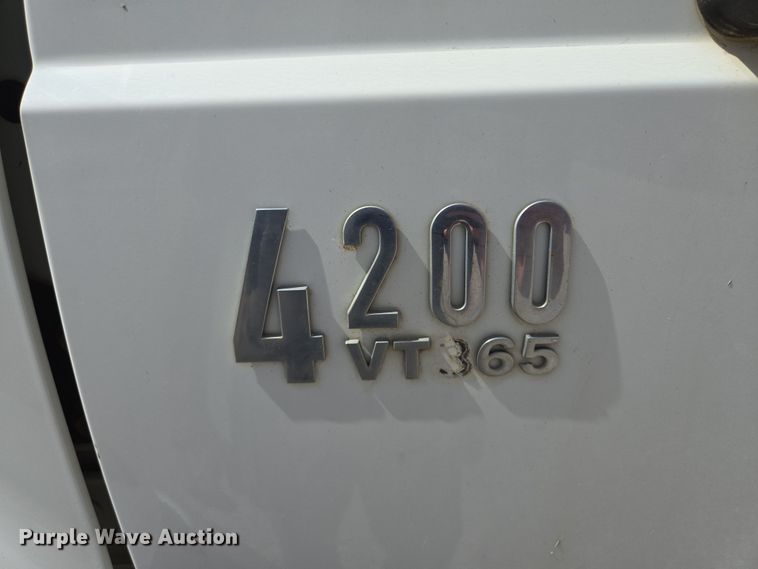 image for item EQ6905 2007 International  4200 water truck