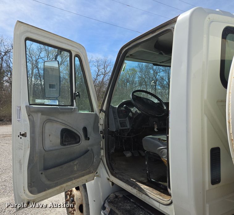 image for item EQ6905 2007 International  4200 water truck