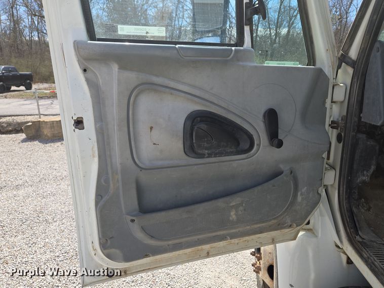 image for item EQ6905 2007 International  4200 water truck