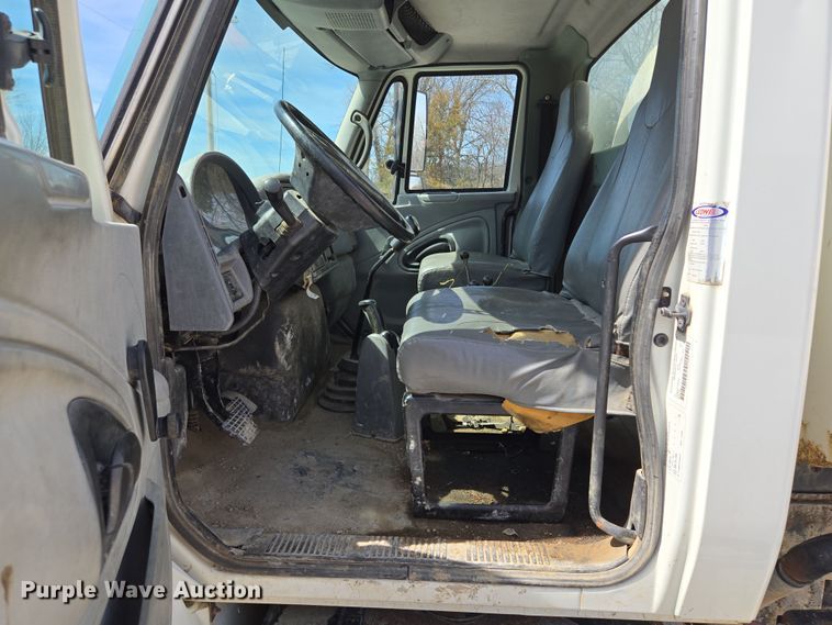 image for item EQ6905 2007 International  4200 water truck