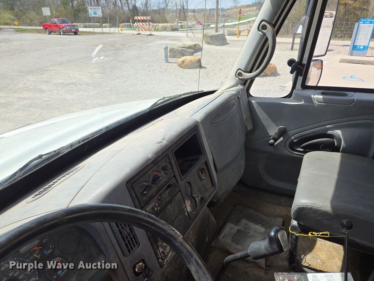 image for item EQ6905 2007 International  4200 water truck