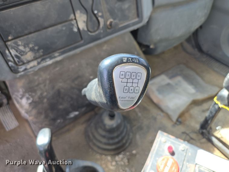 image for item EQ6905 2007 International  4200 water truck