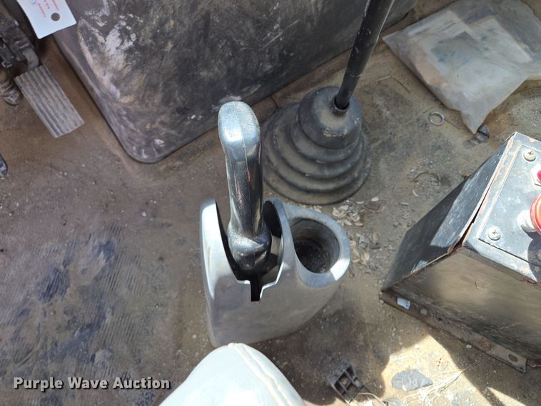 image for item EQ6905 2007 International  4200 water truck