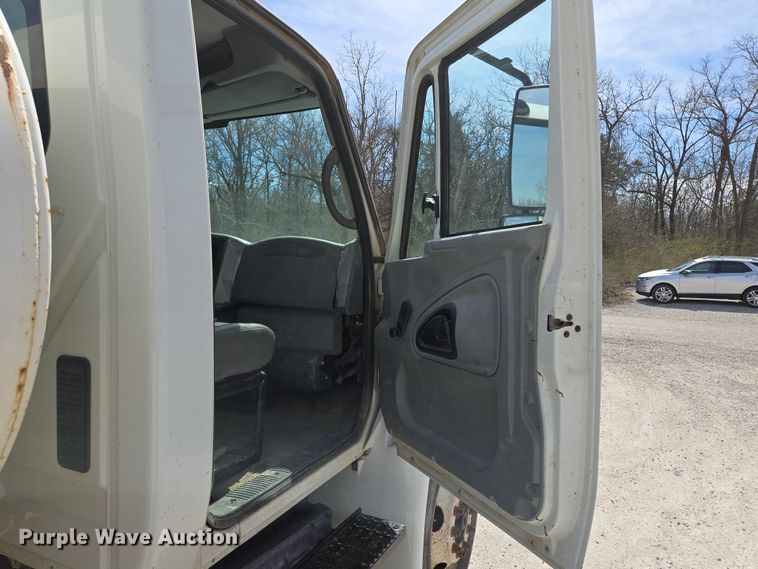 image for item EQ6905 2007 International  4200 water truck