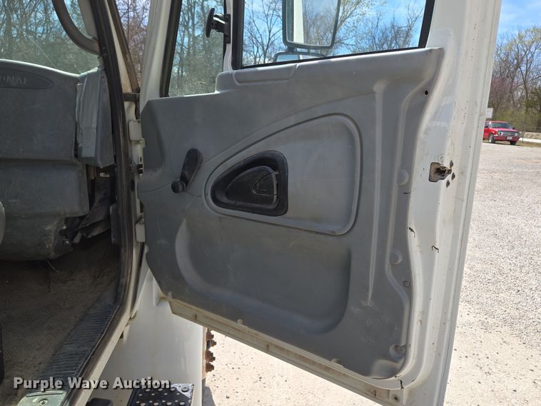 image for item EQ6905 2007 International  4200 water truck