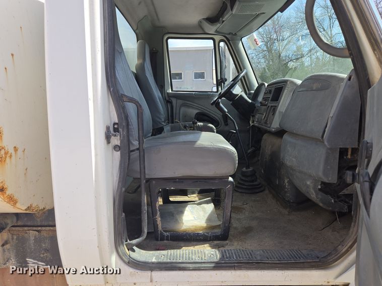 image for item EQ6905 2007 International  4200 water truck