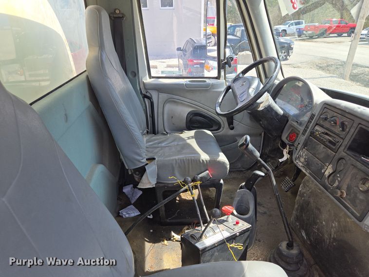 image for item EQ6905 2007 International  4200 water truck