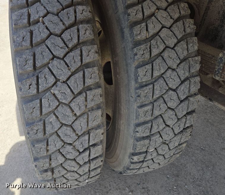 image for item EQ6905 2007 International  4200 water truck