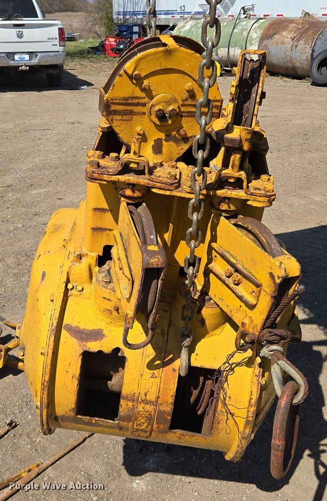 image for item EQ6952 Caterpillar  cable winch 