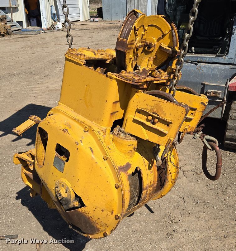 image for item EQ6952 Caterpillar  cable winch 