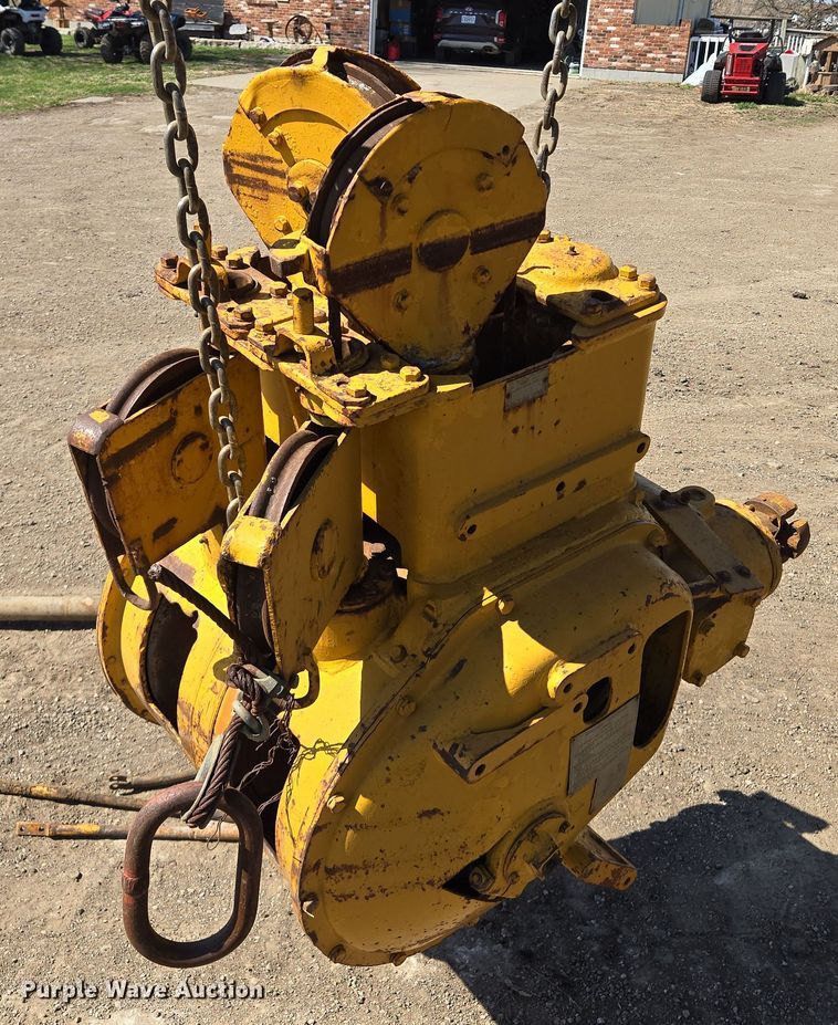 image for item EQ6952 Caterpillar  cable winch 