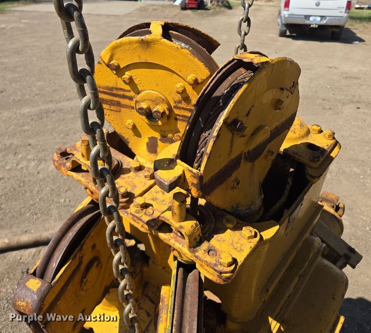 image for item EQ6952 Caterpillar  cable winch 