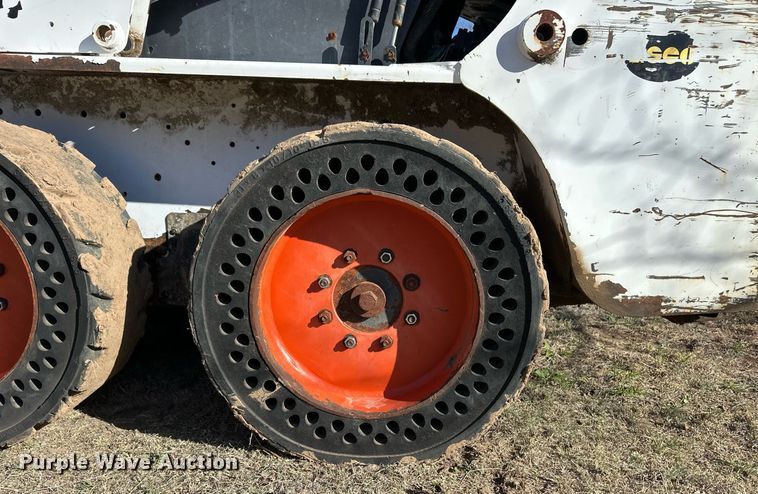 image for item ER8931 2013 Bobcat S130 skid steer loader