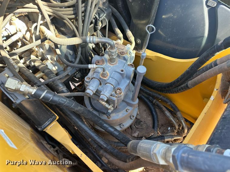 image for item ER8960 2012 John Deere 180G LC excavator