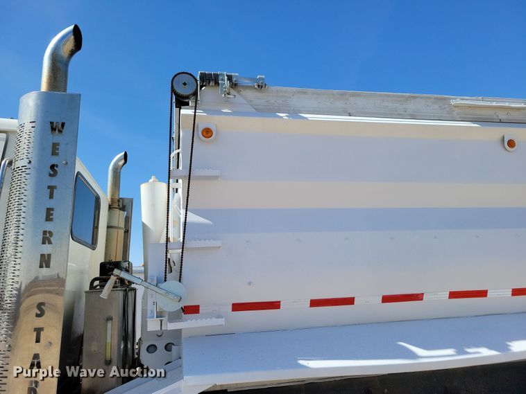 image for item NB9968 2006 Western Star 4900SA dump truck