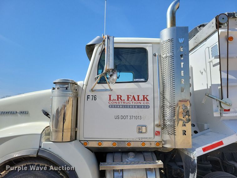 image for item NB9968 2006 Western Star 4900SA dump truck