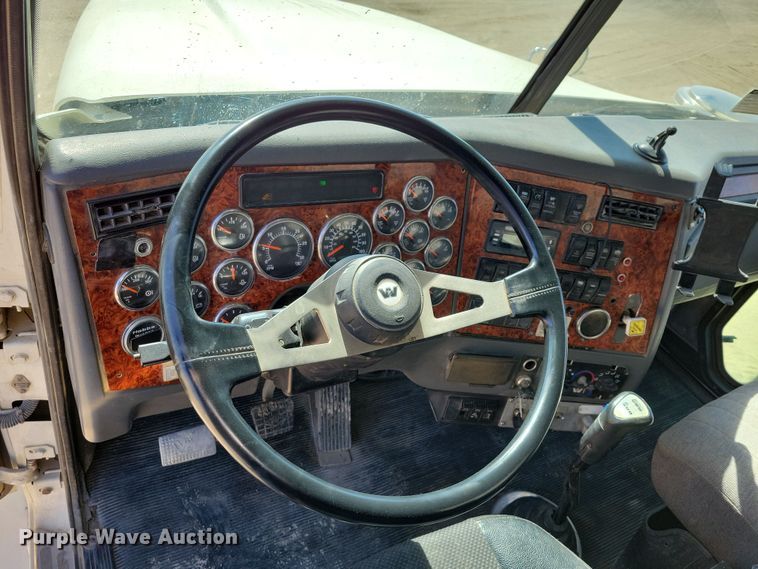 image for item NB9968 2006 Western Star 4900SA dump truck