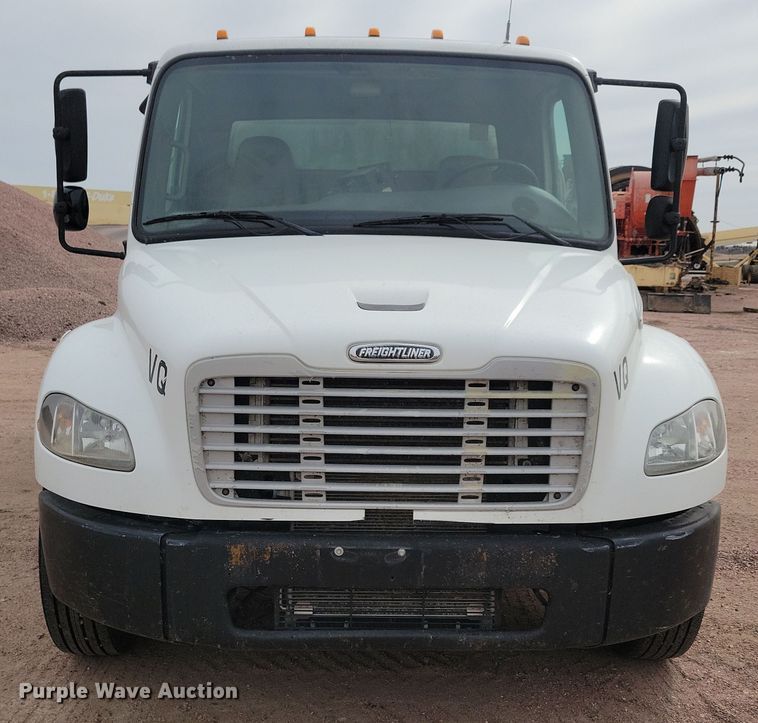 image for item NB9979 2005 Freightliner  Business Class M2 oil distributor truck