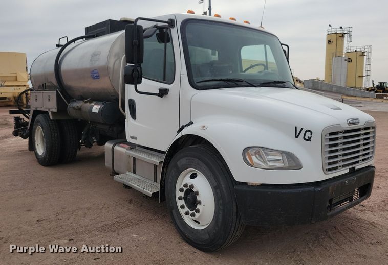 image for item NB9979 2005 Freightliner  Business Class M2 oil distributor truck