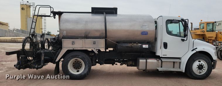 image for item NB9979 2005 Freightliner  Business Class M2 oil distributor truck