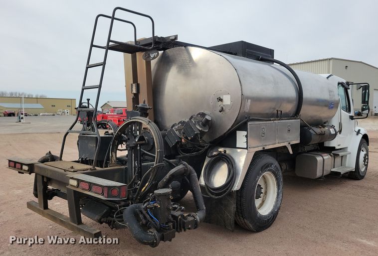 image for item NB9979 2005 Freightliner  Business Class M2 oil distributor truck