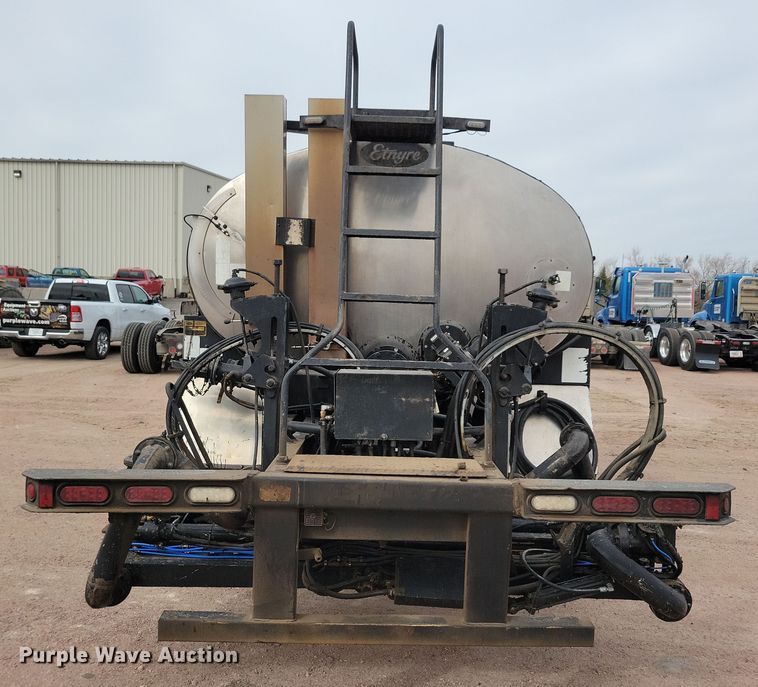 image for item NB9979 2005 Freightliner  Business Class M2 oil distributor truck