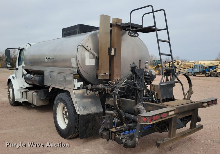 image for item NB9979 2005 Freightliner  Business Class M2 oil distributor truck