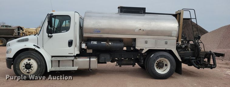 image for item NB9979 2005 Freightliner  Business Class M2 oil distributor truck