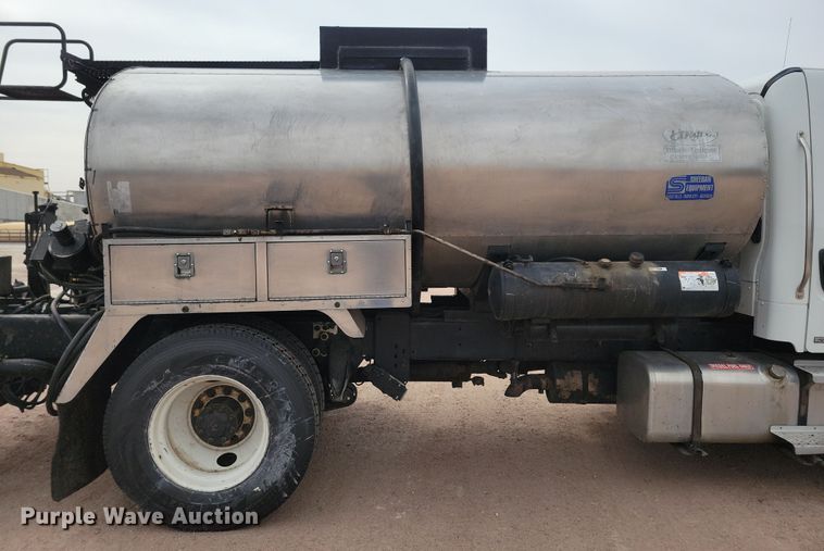 image for item NB9979 2005 Freightliner  Business Class M2 oil distributor truck