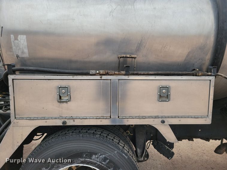 image for item NB9979 2005 Freightliner  Business Class M2 oil distributor truck