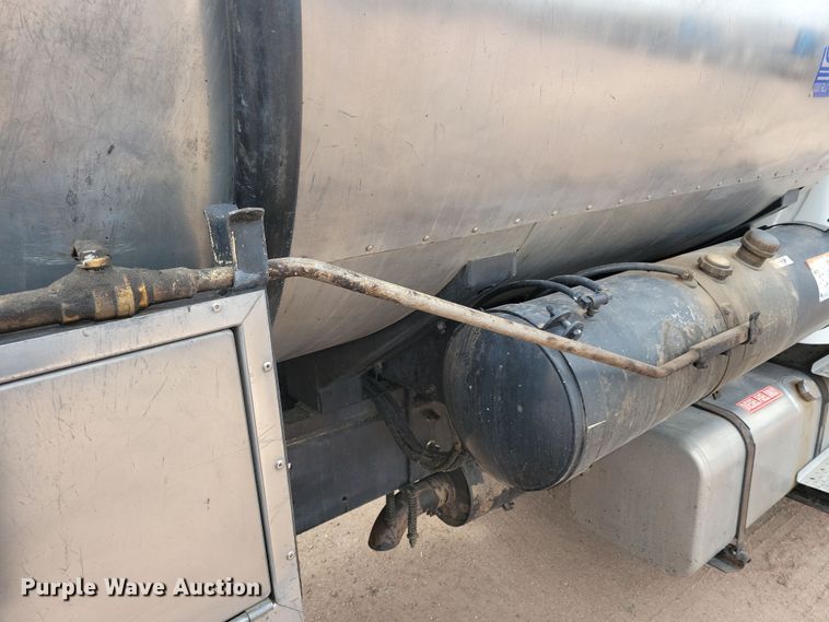 image for item NB9979 2005 Freightliner  Business Class M2 oil distributor truck