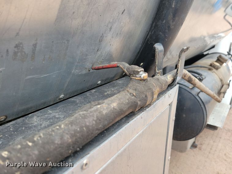 image for item NB9979 2005 Freightliner  Business Class M2 oil distributor truck