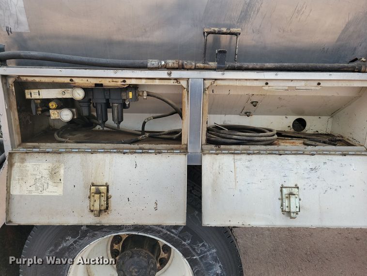 image for item NB9979 2005 Freightliner  Business Class M2 oil distributor truck