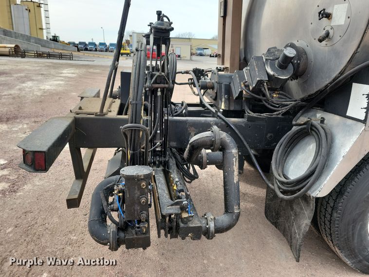 image for item NB9979 2005 Freightliner  Business Class M2 oil distributor truck