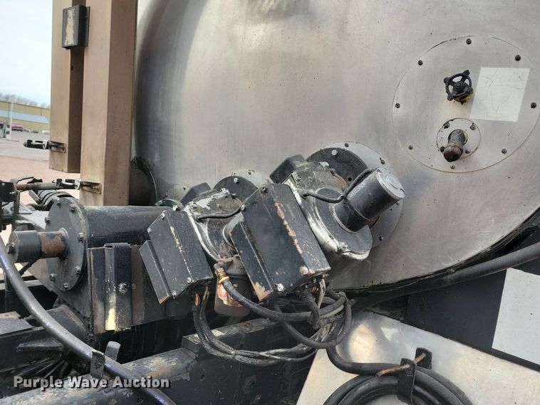 image for item NB9979 2005 Freightliner  Business Class M2 oil distributor truck