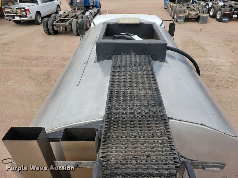 image for item NB9979 2005 Freightliner  Business Class M2 oil distributor truck