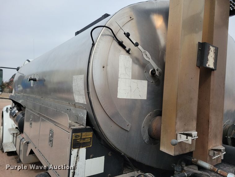 image for item NB9979 2005 Freightliner  Business Class M2 oil distributor truck