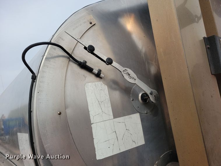 image for item NB9979 2005 Freightliner  Business Class M2 oil distributor truck