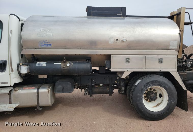 image for item NB9979 2005 Freightliner  Business Class M2 oil distributor truck