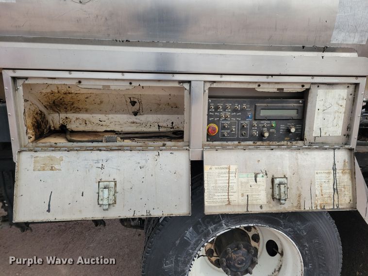 image for item NB9979 2005 Freightliner  Business Class M2 oil distributor truck