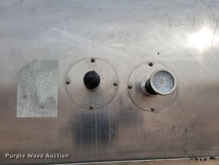 image for item NB9979 2005 Freightliner  Business Class M2 oil distributor truck