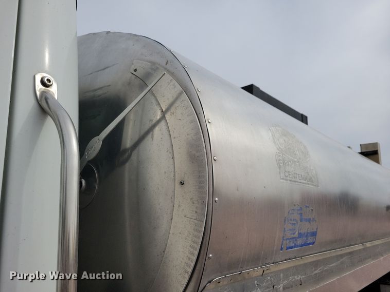 image for item NB9979 2005 Freightliner  Business Class M2 oil distributor truck