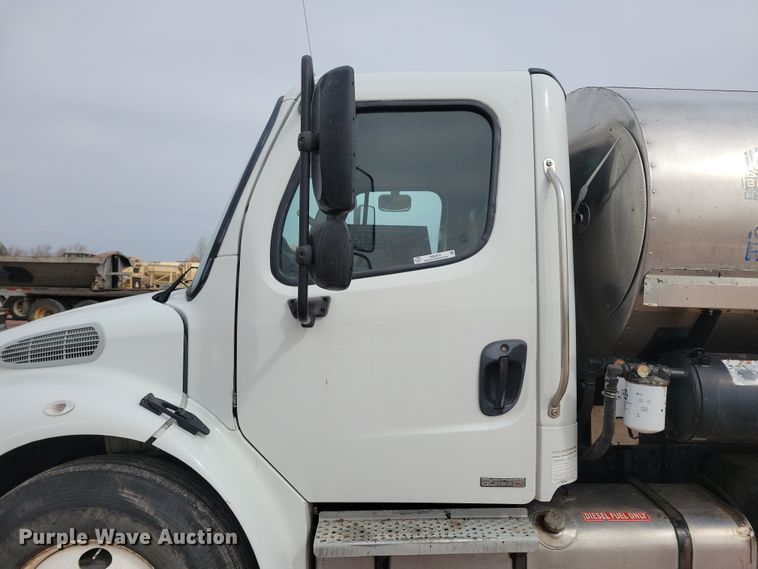 image for item NB9979 2005 Freightliner  Business Class M2 oil distributor truck