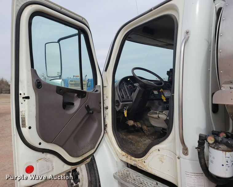 image for item NB9979 2005 Freightliner  Business Class M2 oil distributor truck