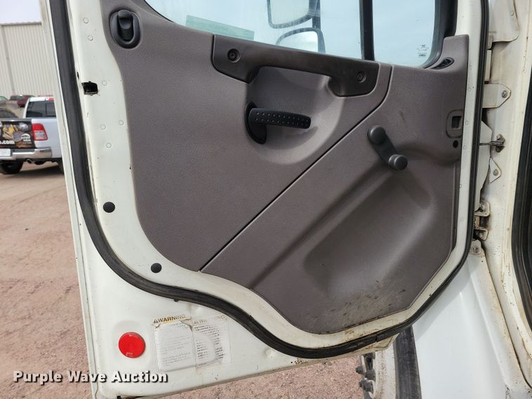 image for item NB9979 2005 Freightliner  Business Class M2 oil distributor truck