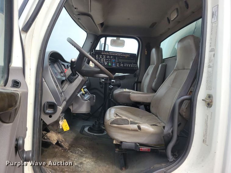 image for item NB9979 2005 Freightliner  Business Class M2 oil distributor truck